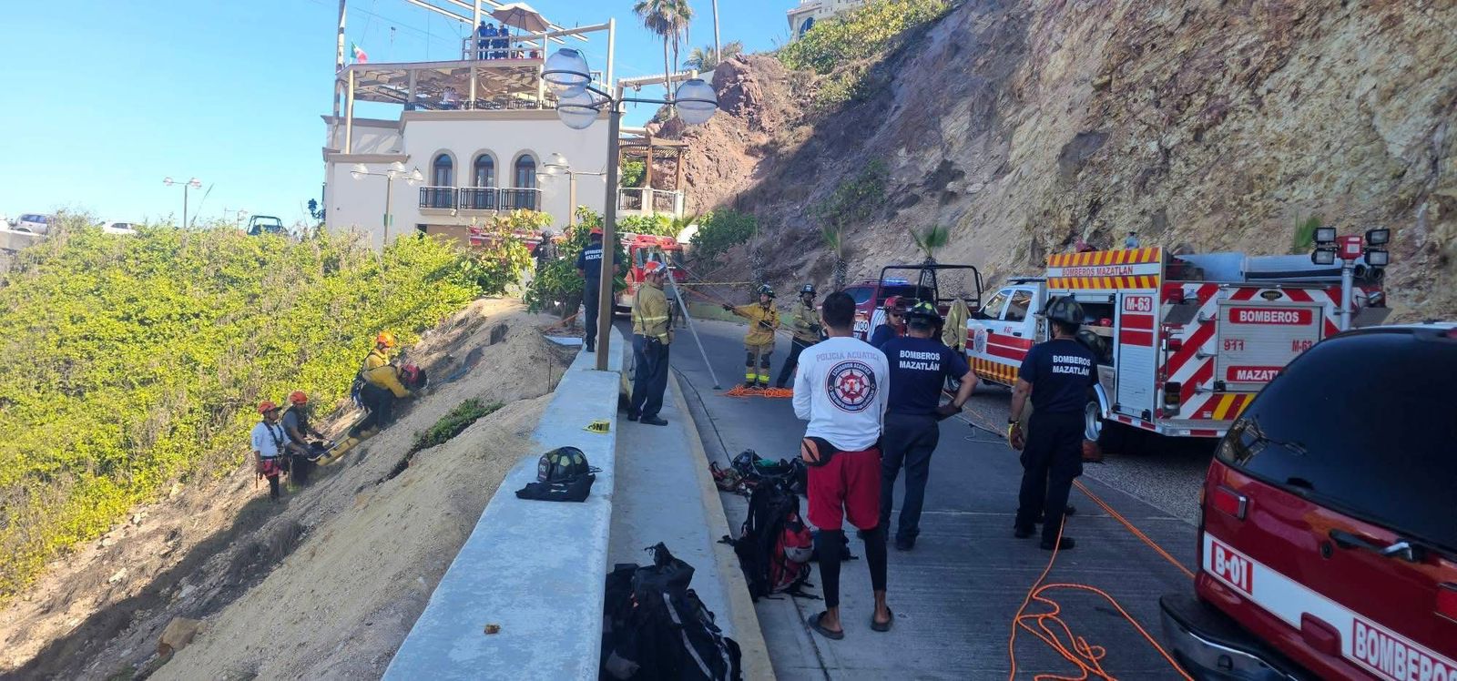 Rescate del cuerpo del hombre que cayó en Paseo del Centenario de Mazatlán