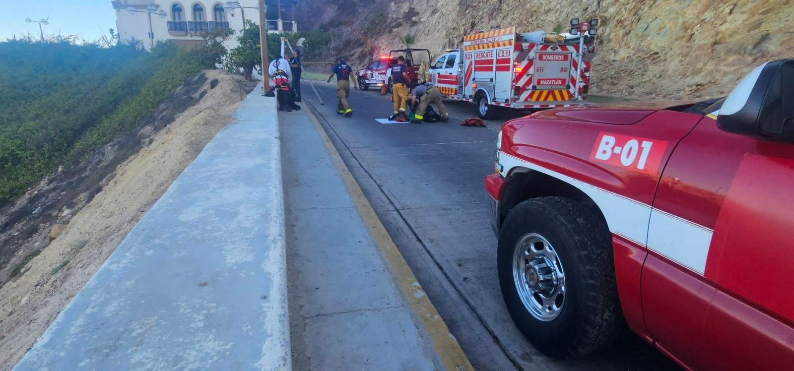 Rescate del cuerpo del hombre que cayó en Paseo del Centenario de Mazatlán