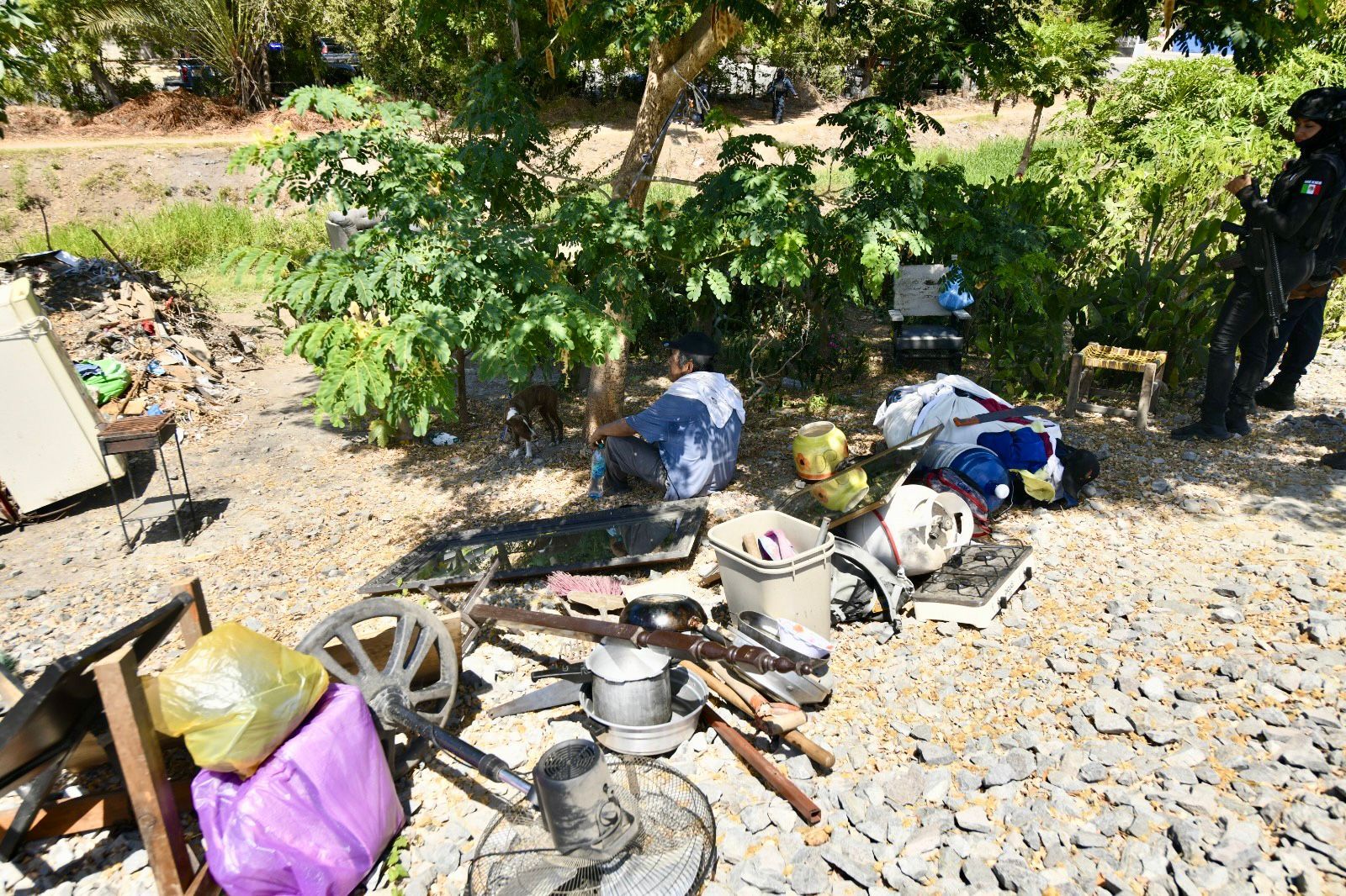 Retiran basura junto a canal en Fovissste Playa Azul, Mazatlán