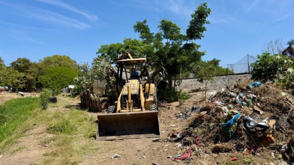 Retiran basurero clandestino junto a canal en Fovissste Playa Azul, en Mazatlán, Sinaloa
