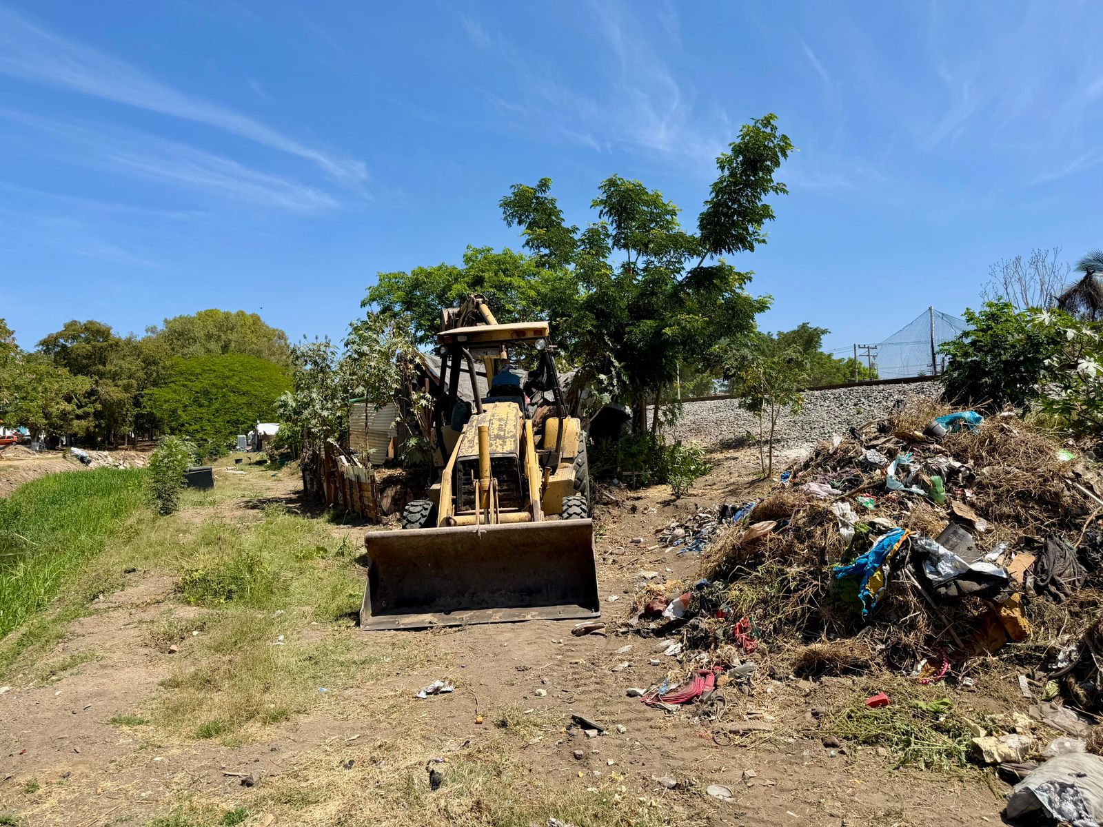 Retiran basura junto a canal en Fovissste Playa Azul, Mazatlán