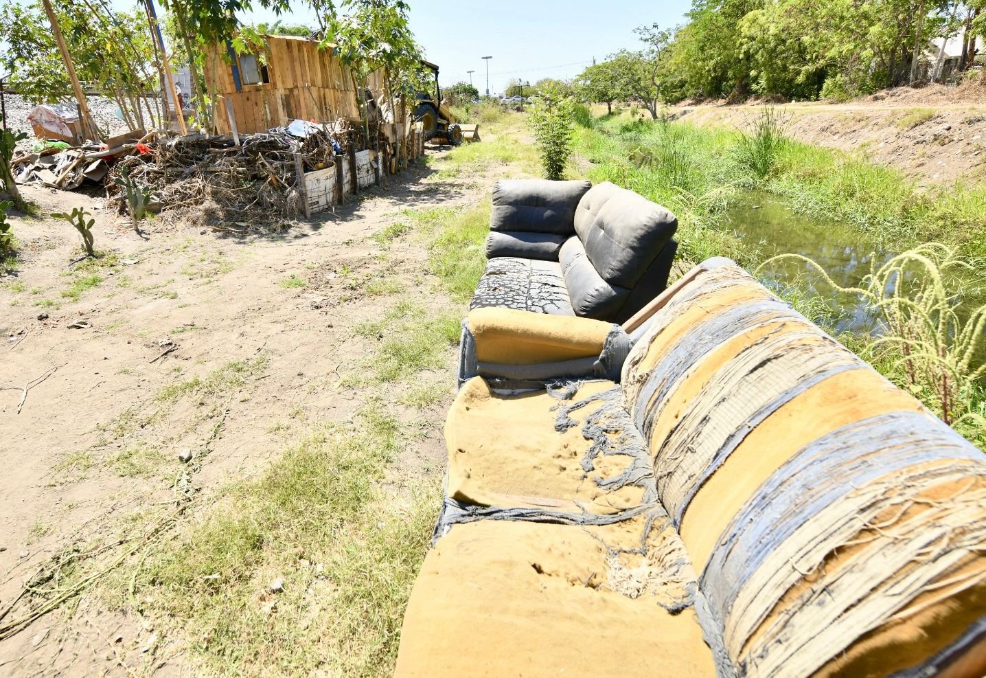 Retiran basura junto a canal en Fovissste Playa Azul, Mazatlán