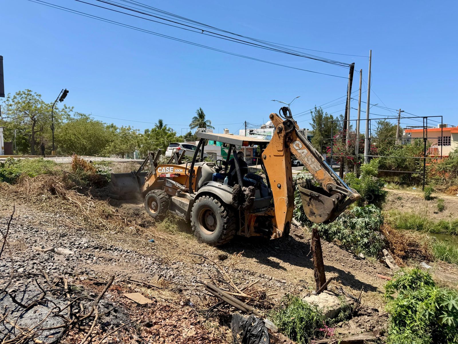 Retiran basura junto a canal en Fovissste Playa Azul, Mazatlán
