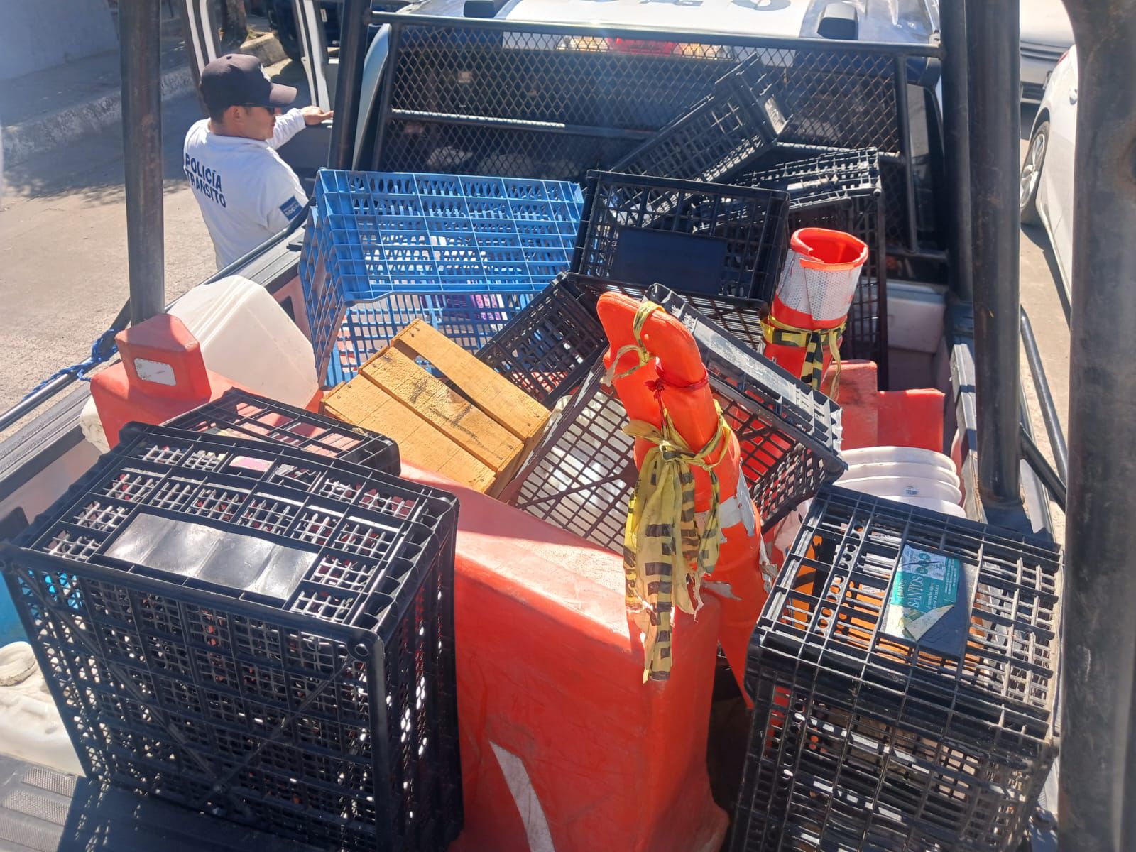 Retiran objetos de la vía pública en Zona Dorada, en Mazatlán