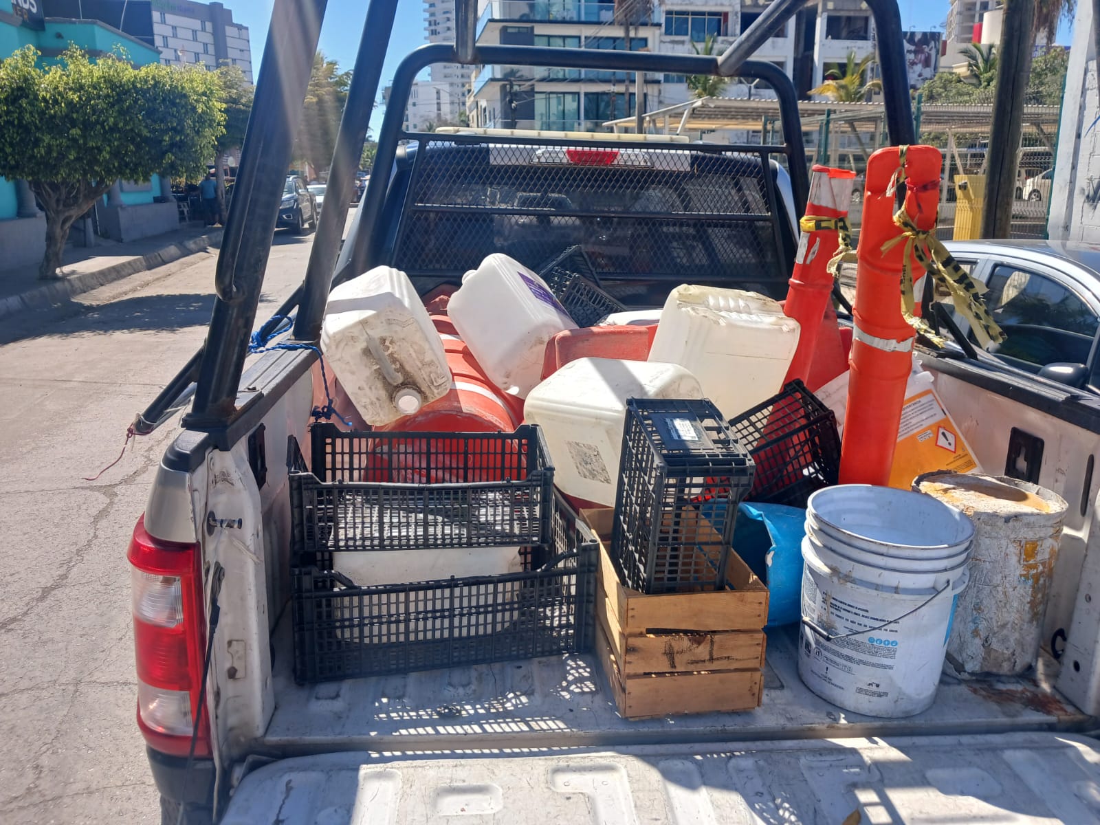 Retiran objetos de la vía pública en Zona Dorada, en Mazatlán
