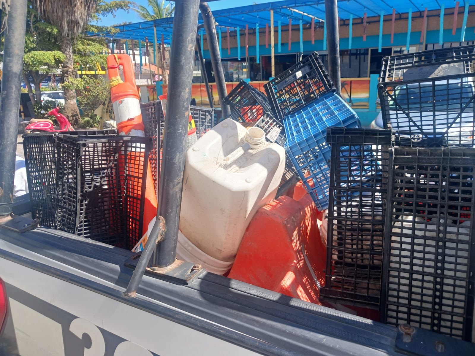 Retiran objetos de la vía pública en Zona Dorada, en Mazatlán
