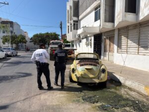 SSPM retira vehículo abandonado en el Centro Histórico en Mazatlán