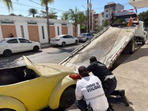 SSPM retira vehículo abandonado en el Centro Histórico en Mazatlán
