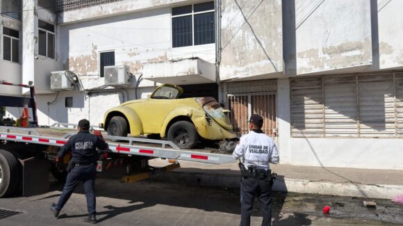 SSPM retira vehículo abandonado en el Centro Histórico tras reporte ciudadano en Mazatlán, Sinaloa