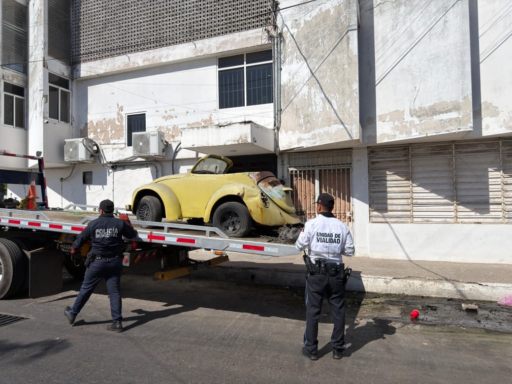 SSPM retira vehículo abandonado en el Centro Histórico en Mazatlán