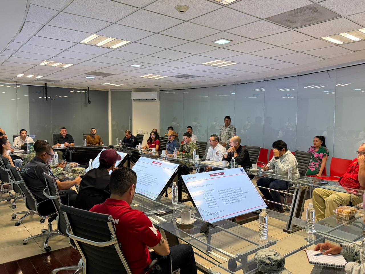Corporaciones de seguridad que integran el Grupo Interinstitucional, autoridades de Protección Civil y cuerpos de auxilio se reunieron con autoridades del Gobierno del Estado y del Ayuntamiento de Culiacán