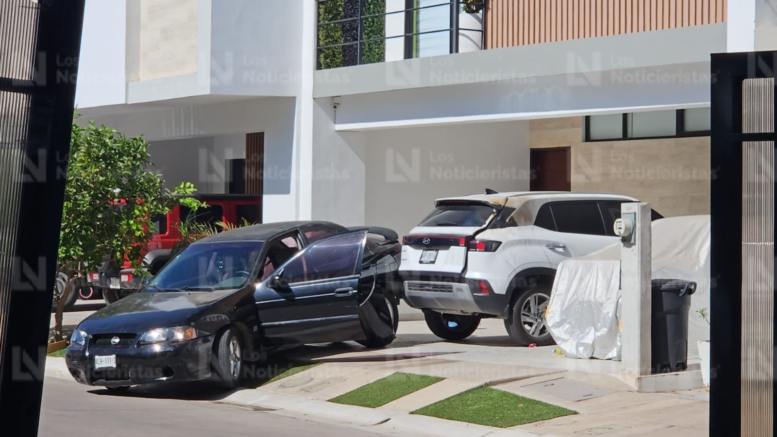 Revientan portón de privada en El Barrio de Culiacán e intentan incendiar camioneta
