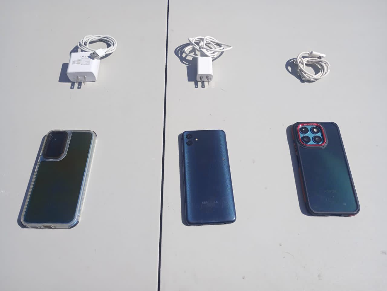 teléfonos celulares, dos cargadores y un cable USB