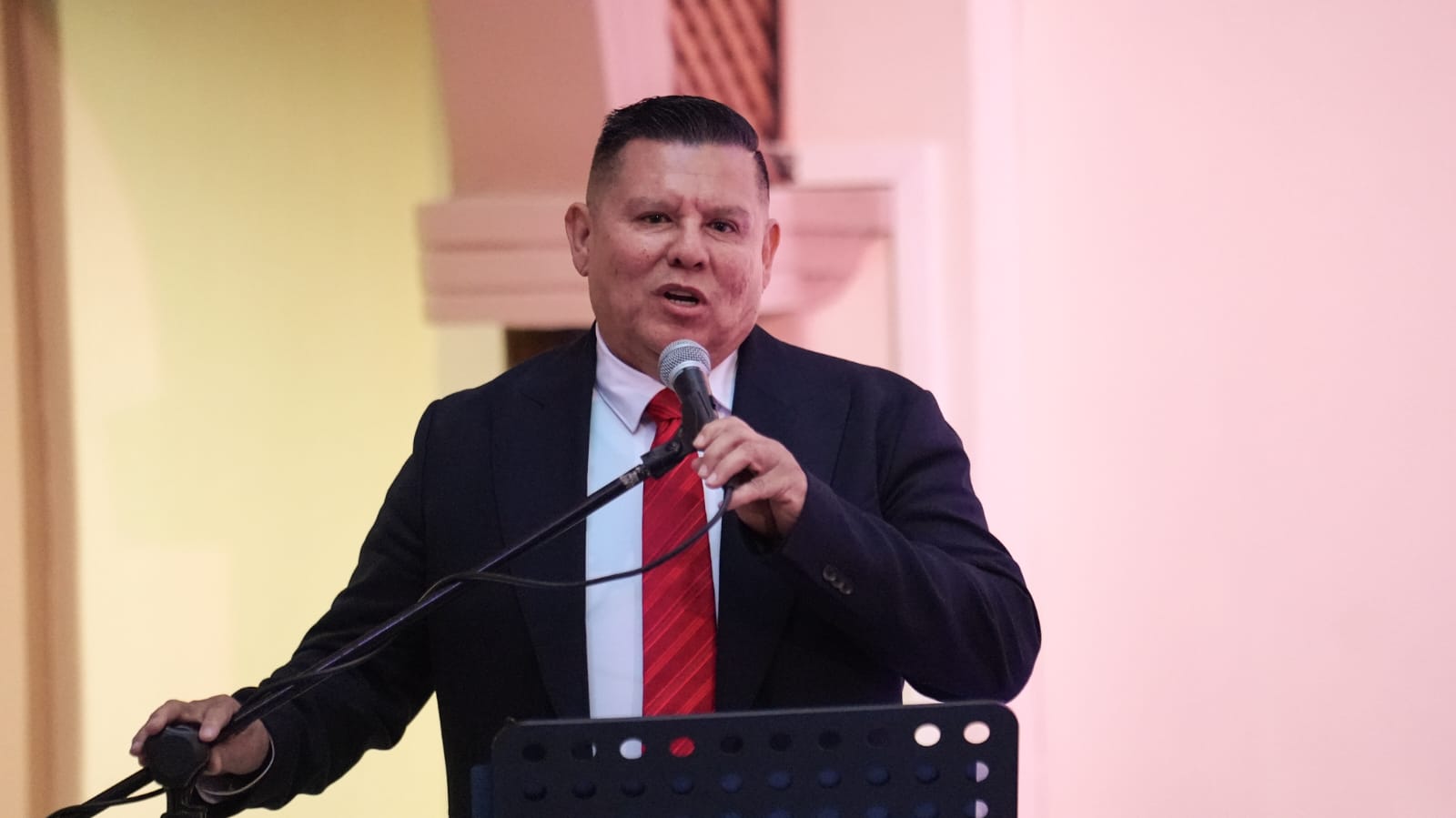 Ronaldo Leal presenta su libro ¡Y si me jalan… me rajo! en Mazatlán