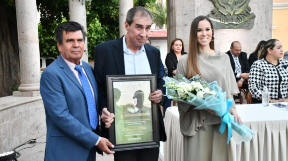 Samuel Ojeda, investigador de la Facultad de Historia de la UAS, recibe la presea “El Grano de Oro” en Mocorito, Sinaloa