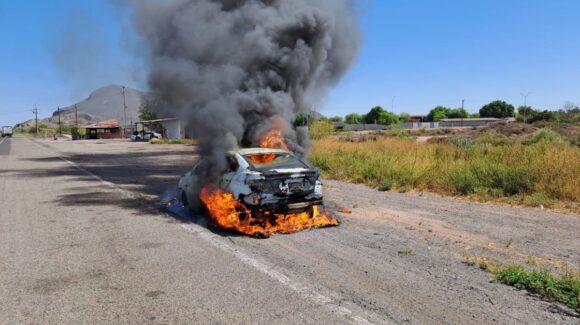 Se incendia vehículo luego de chocar en la México 15 y el Poblado 6, en Ahome, Sinaloa