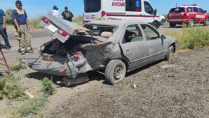 se incendia auto luego de chocar en la mexico 15 y el poblado 6 ahome sin