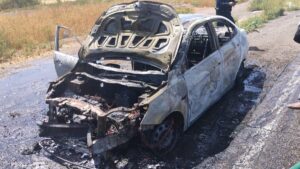 se incendia auto luego de chocar en la mexico 15 y el poblado 6 ahome sinaloa