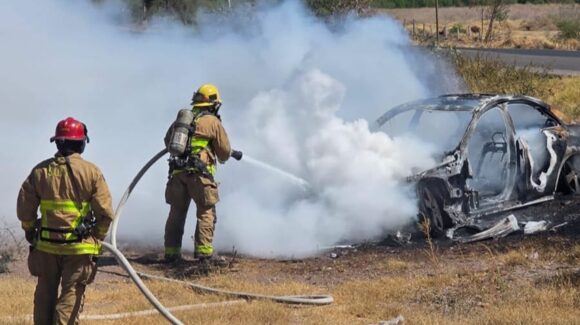Mercedes Benz queda reducido a cenizas tras incendiarse al sur de la ciudad de Guamúchil, Sinaloa