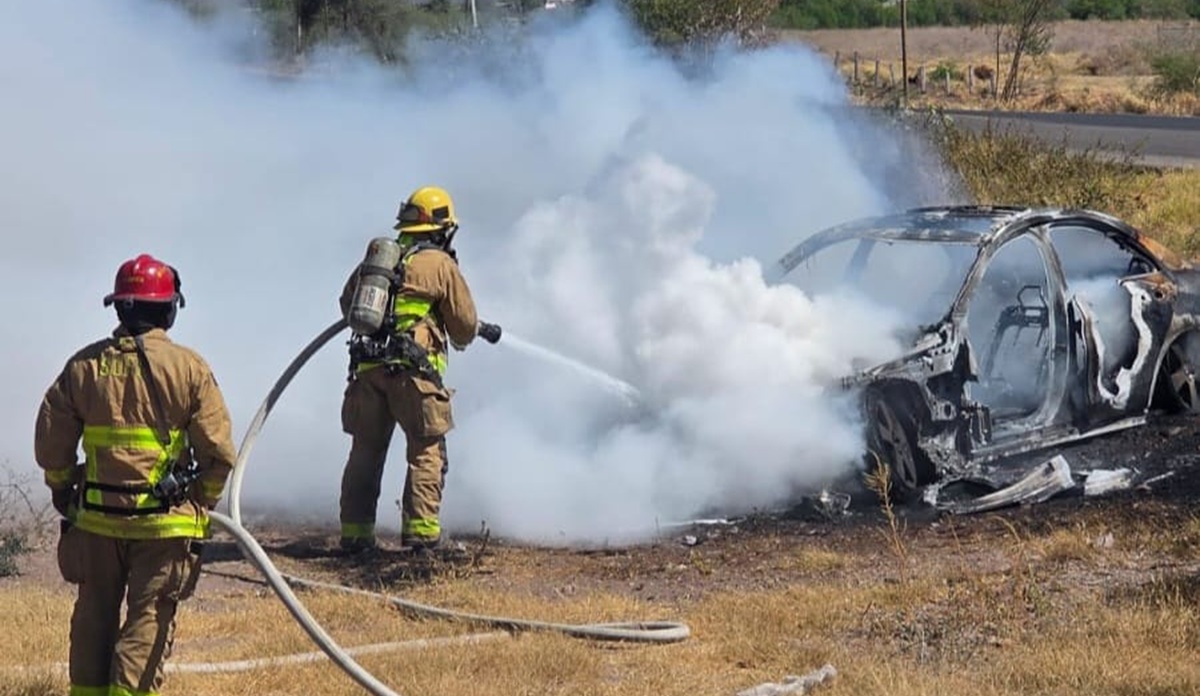 Se incendia vehículo Mercedes Benz, en Guamúchil