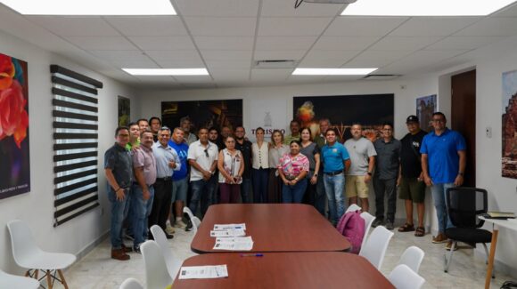 Sectur entrega credenciales a choferes-guías certificados de la Rafael Buelna en Mazatlán, Sinaloa