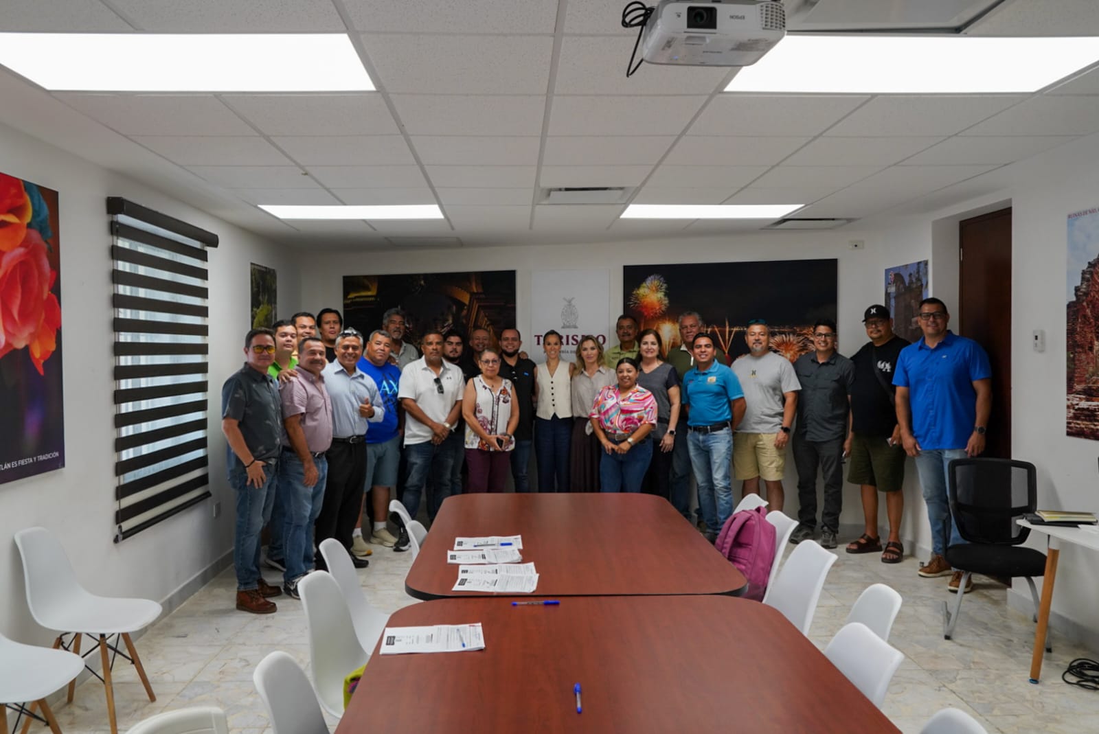 Sectur entrega credenciales a guías de turistas en Mazatlán