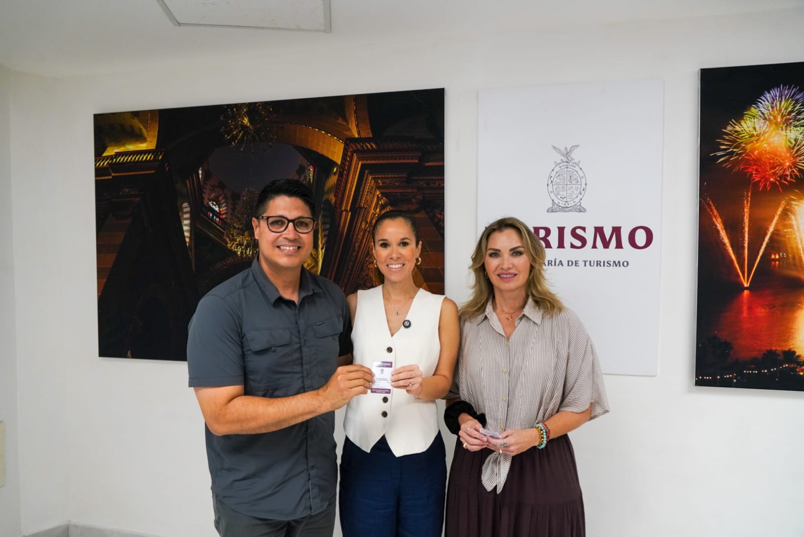 Sectur entrega credenciales a guías de turistas en Mazatlán