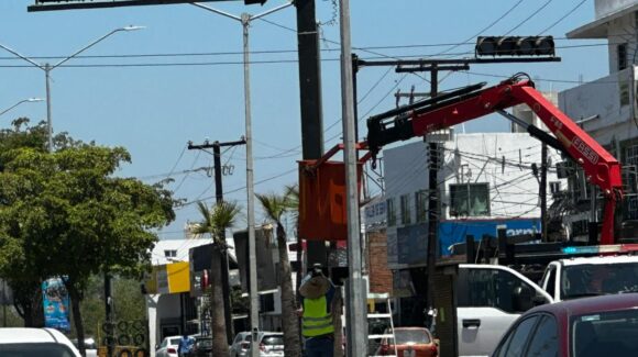 Tras tres meses de peligro y caos vial, vuelven a encender semáforos dañados por violencia en Villa Unión, Mazatlán, Sinaloa