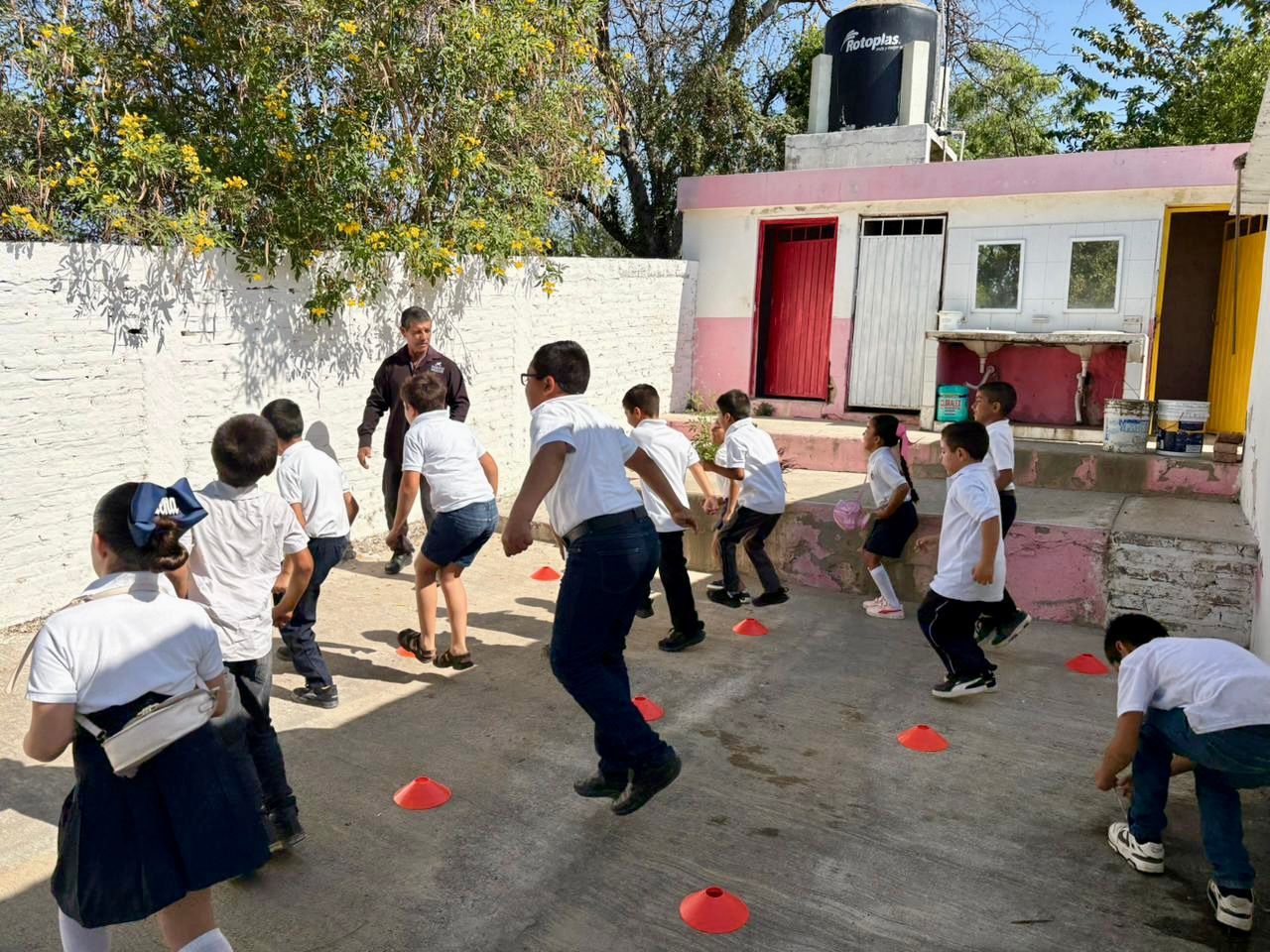 Servicios médicos gratuitos a familias de Puertas de Canoas y El Venadillo, en Mazatlán