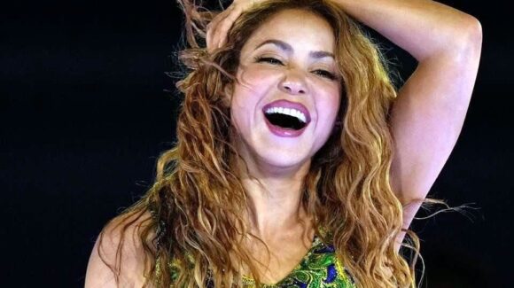 Shakira triunfa en su presentación en Copacabana ante más de 2 millones de personas