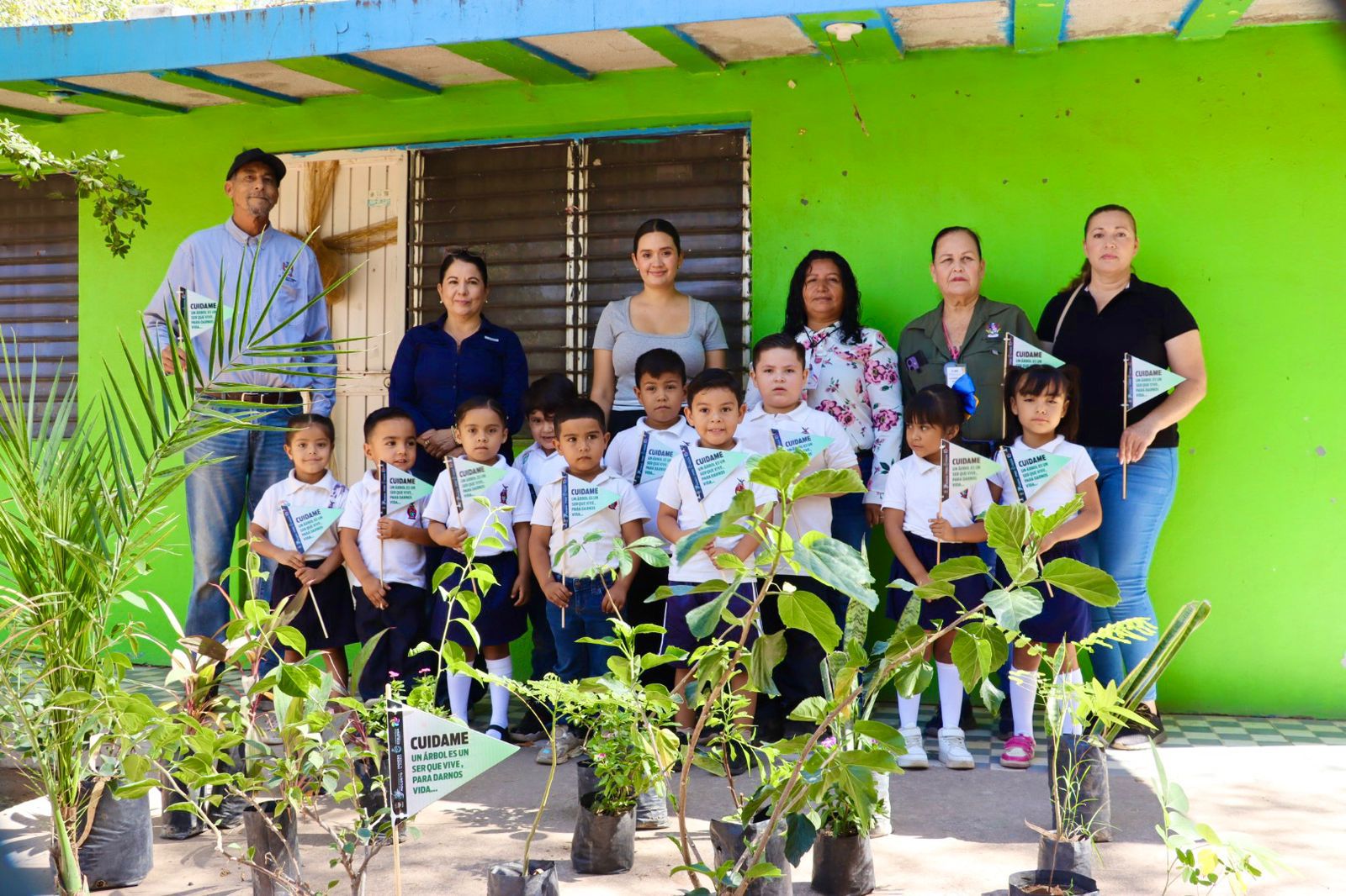 Siembran plantas en kínder de Mocorito