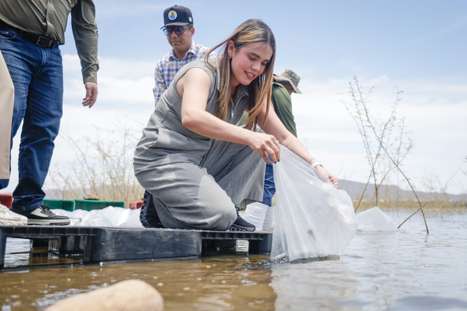 Alcaldesa en Programa de Repoblamiento de Alevines en Embalses de Agua Dulce