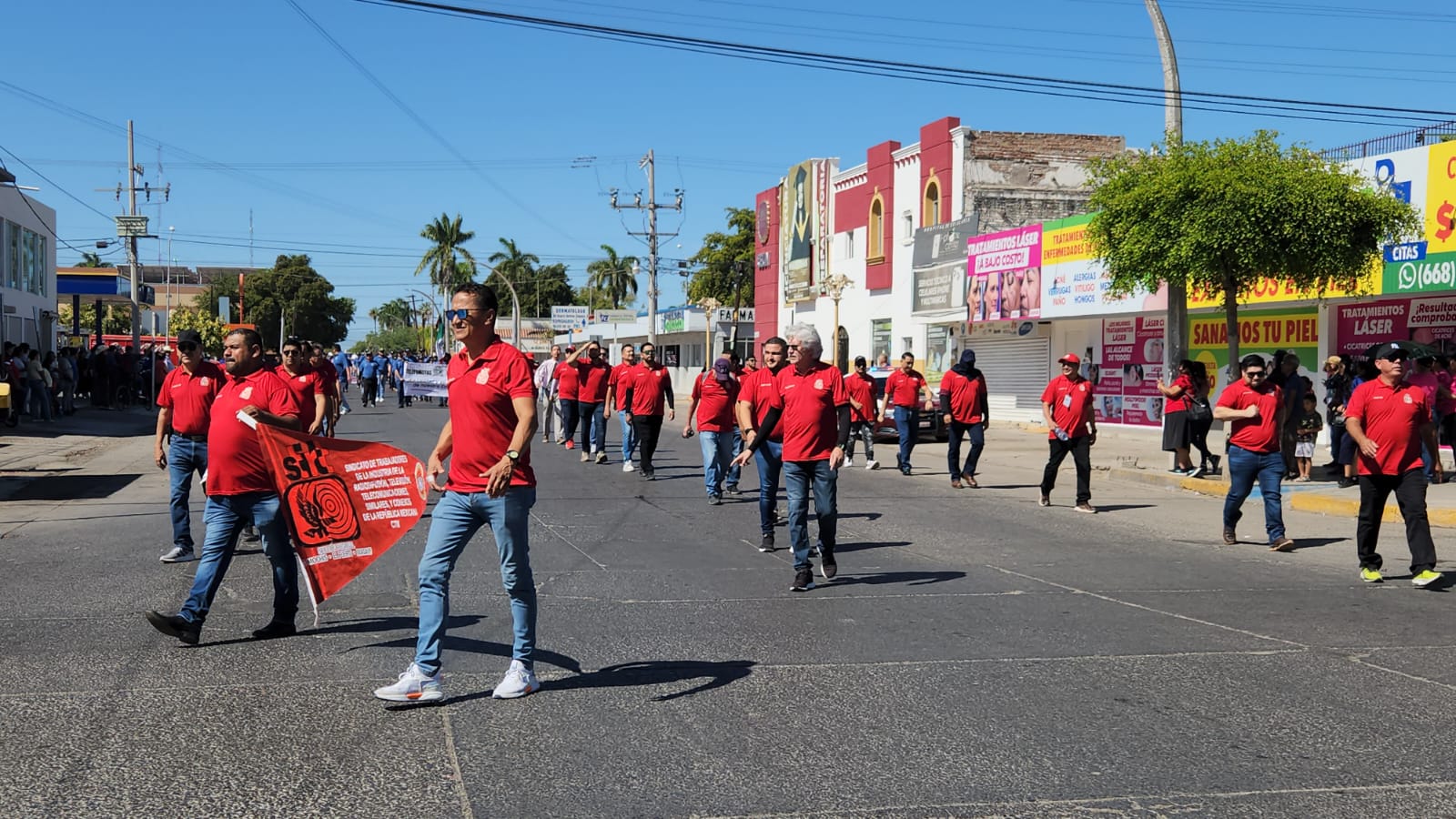 Sindicato Nacional de Trabajadores de la Salud en desfile por el Día del Trabajo