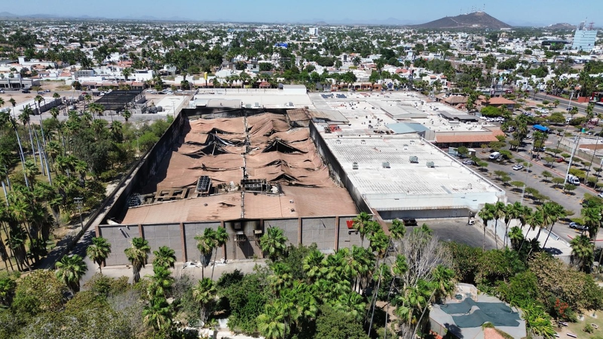 Sofocan incendio en Plaza Fiesta Las Palmas, en Los Mochis