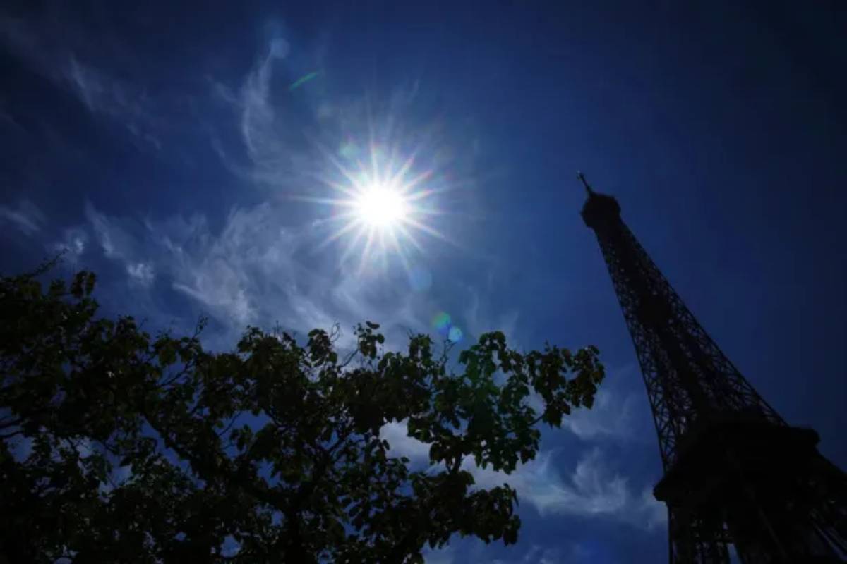 Sol brillante en la Torre Eiffel durante ola de calor