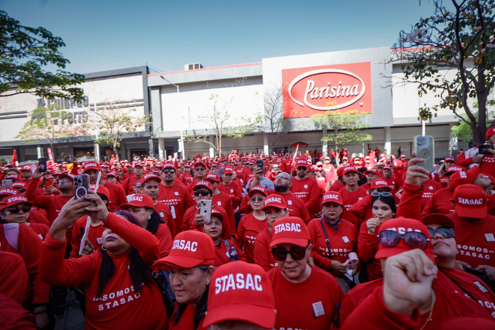 Integrantes del Stasac marchan en exigencia de justicia por Homar Salas y Benjamín Olivares