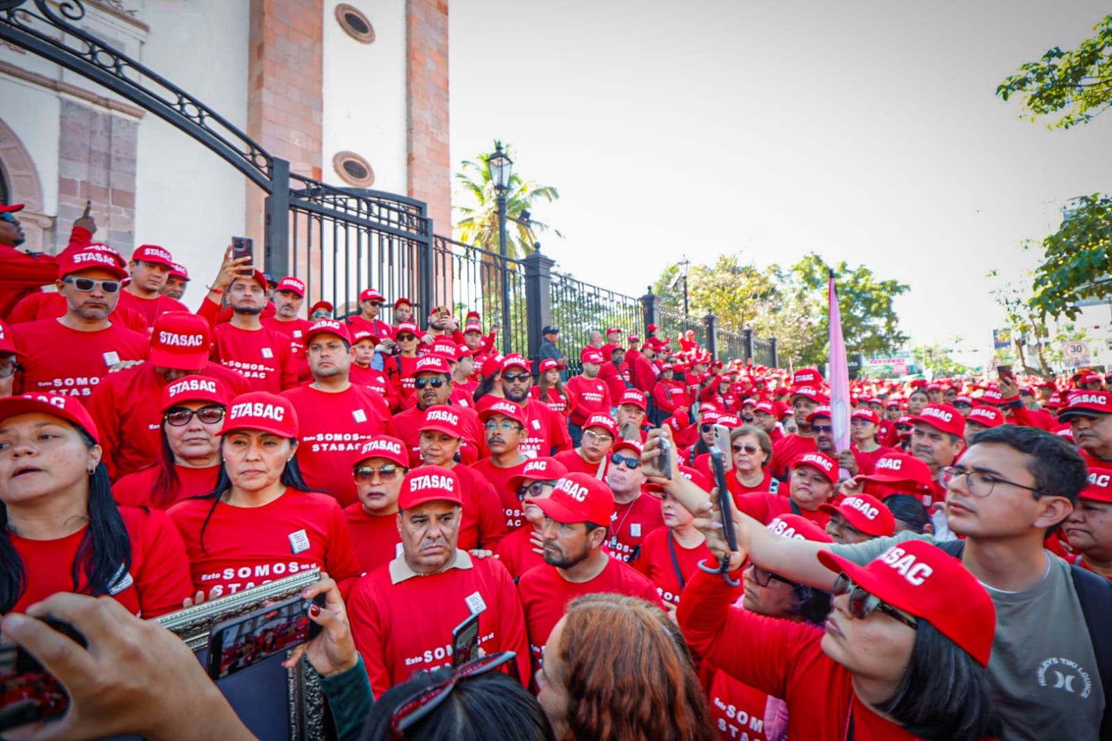 Integrantes del Stasac marchan en exigencia de justicia por Homar Salas y Benjamín Olivares