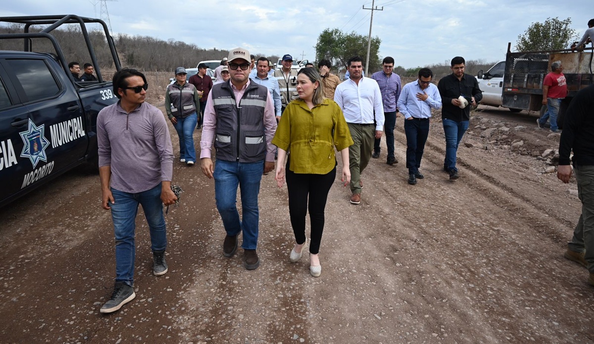Supervisa Yeraldine Bonilla avance de pavimentación de carretera en Mocorito