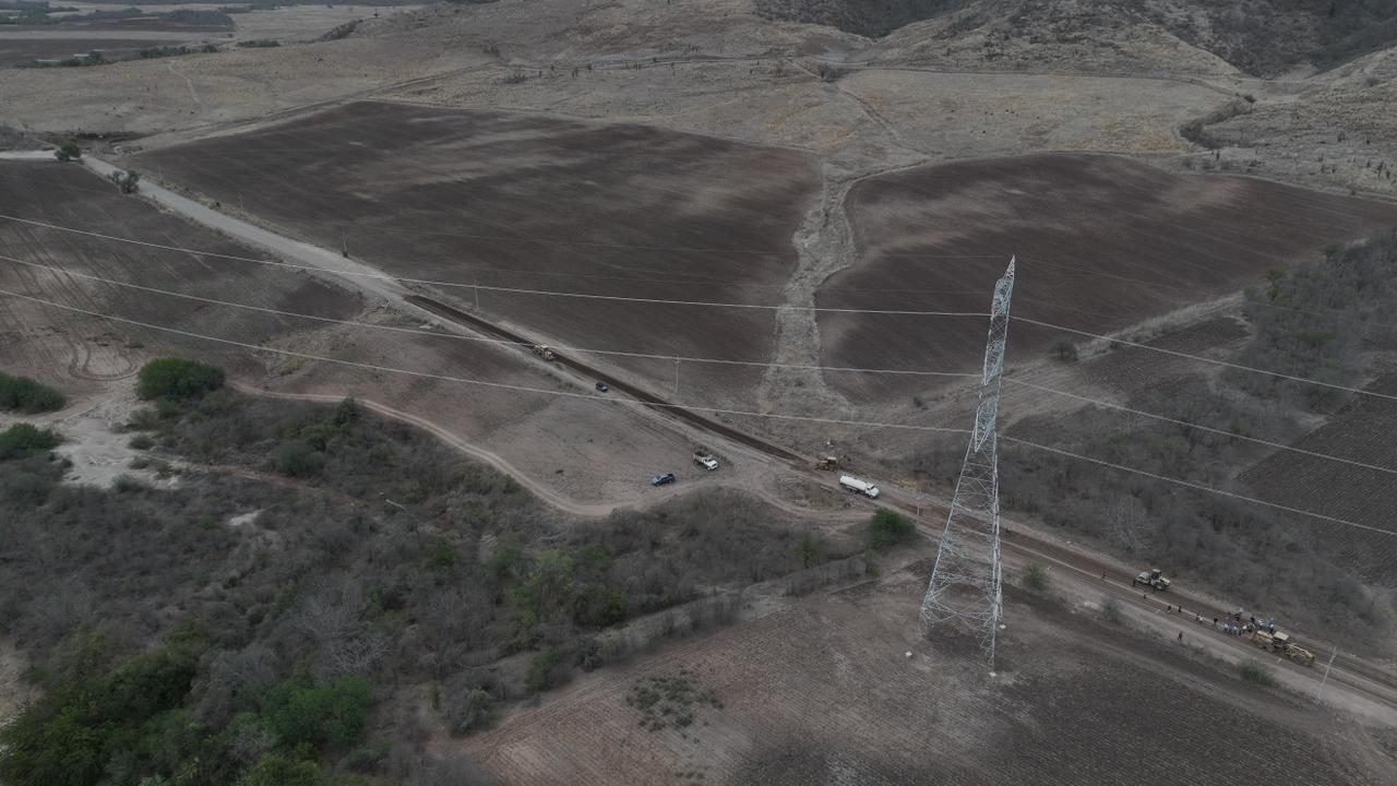 Supervisa Yeraldine Bonilla avance de pavimentación de carretera en Mocorito