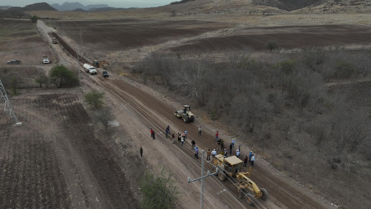Supervisa Yeraldine Bonilla avance de pavimentación de carretera en Mocorito