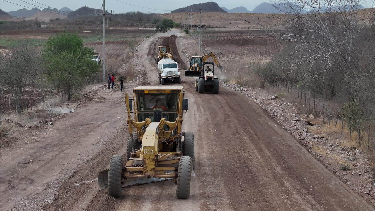 Supervisa Yeraldine Bonilla avance de pavimentación de carretera en Mocorito