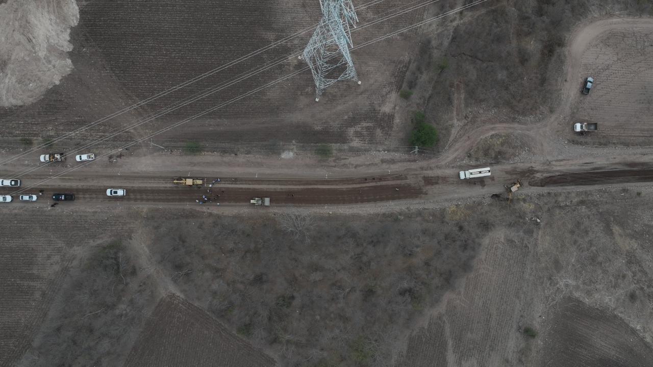 Supervisa Yeraldine Bonilla avance de pavimentación de carretera en Mocorito