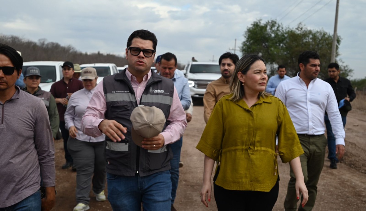 Supervisa Yeraldine Bonilla avance de pavimentación de carretera en Mocorito