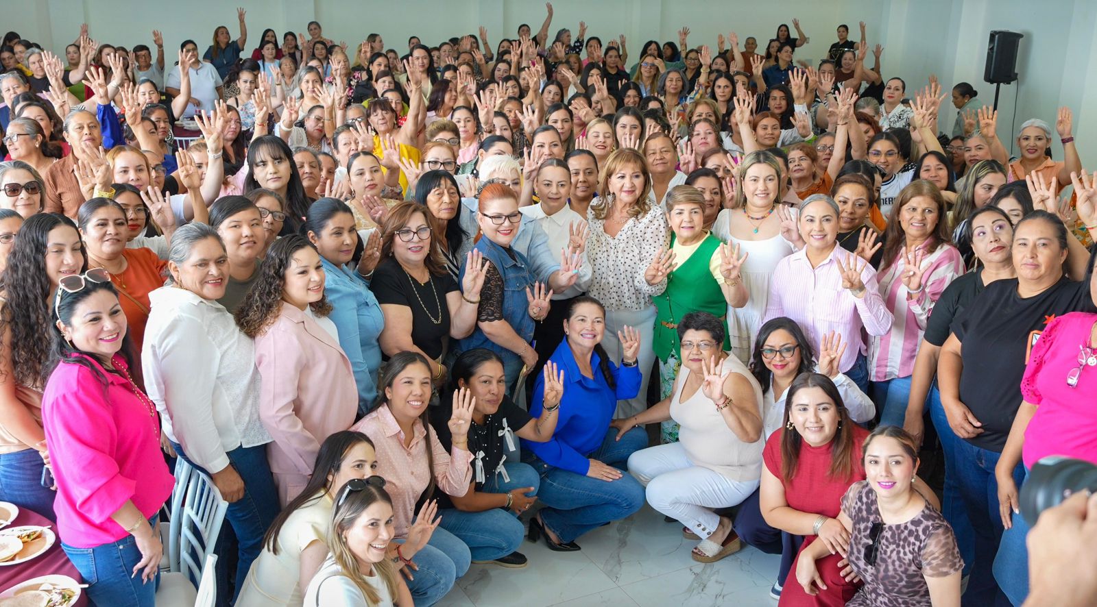 Tere Guerra sostiene encuentro con mujeres de Guasave