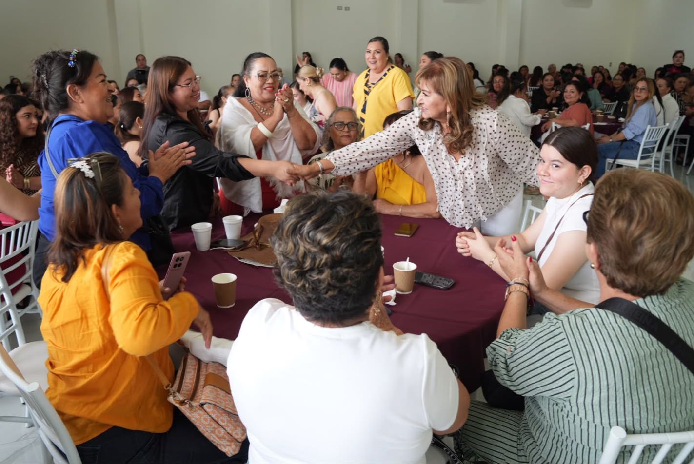 Tere Guerra sostiene encuentro con mujeres de Guasave