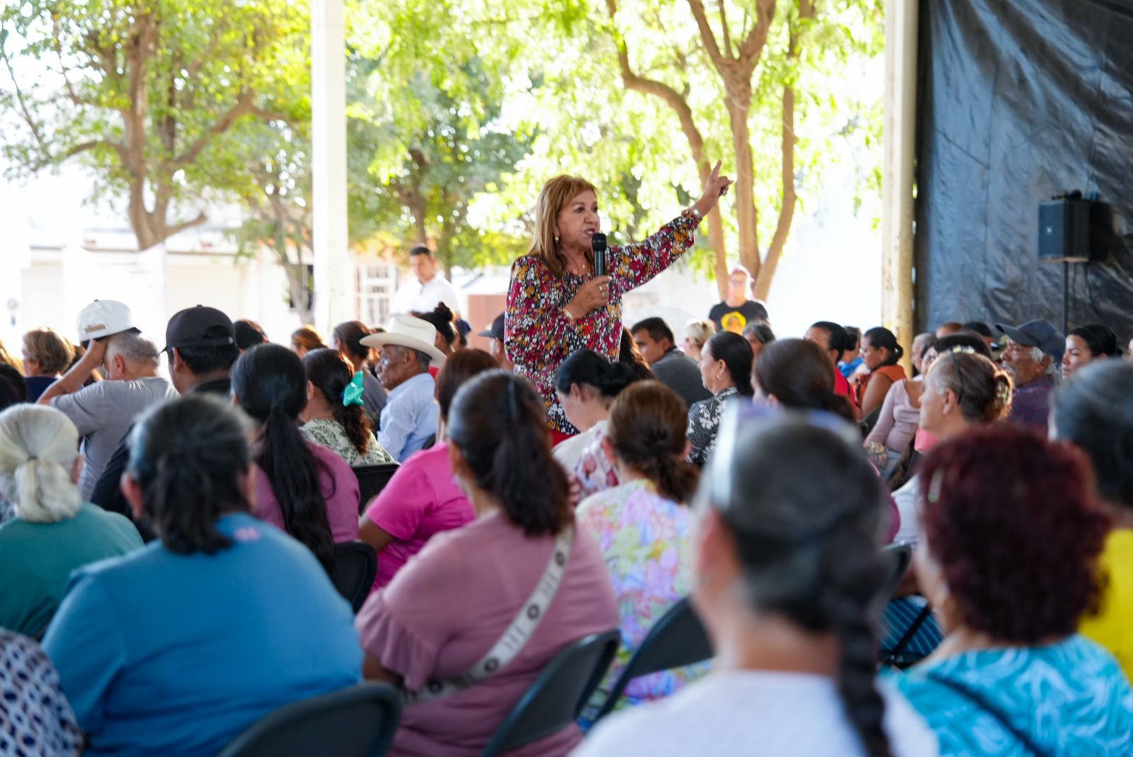 María Teresa Guerra Ochoa durante un encuentro ciudadano realizado en la comunidad de Estación Obispo