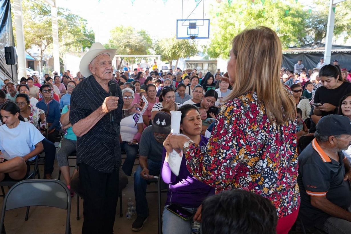 María Teresa Guerra Ochoa durante un encuentro ciudadano realizado en la comunidad de Estación Obispo