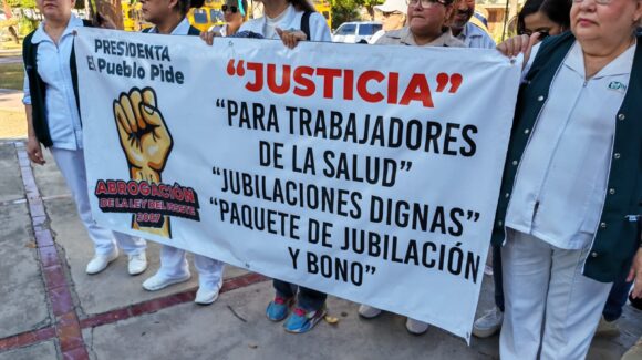 Trabajadores de la salud marchan este 1 de mayo en Guamúchil para exigir revocación de la Ley del Issste y respeto a sus derechos laborales