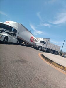 Accidente entre camión de volteo y tráiler deja daños materiales al sur de Mazatlán