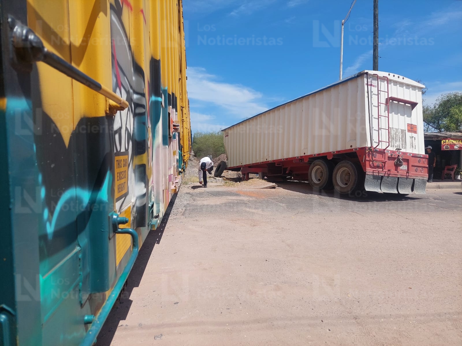 Tren embiste a tráiler en Guamúchil